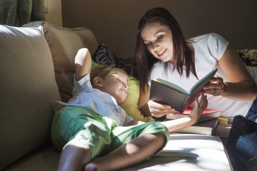 madre-lectura-libro-hijo